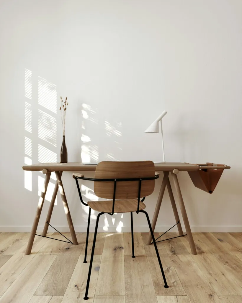 Ljust kontor med träskrivbord, stol och skrivbordslampa